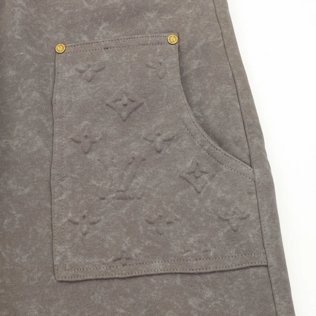 🅿️390 LOUIS VUITTON/Louis Vuitton dark pattern full-print pocket work trousers are made of cotton fabrics. The texture is great, stiff and tough, skin-friendly and warm. It is not that kind of cheap material! The checkerboard jacquard pockets on the chest have clear and three-dimensional textures, and the edges are neatly routed. The reinforcement is in place. There is no need to worry about bursting when loading heavy objects. It is not rough at all. Who can see it and not praise it! The shape is really great. The straight cut is friendly to all types of legs. It can make the legs straight and slender. It can be matched with many types of clothing to create a fashionable look. It has customized accessories, complete with three standards, and the same style for men and women! Size: XS-L